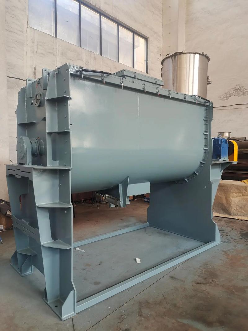 臥式螺帶混合機.3立方有機肥混合設備制作完畢,裝車發貨